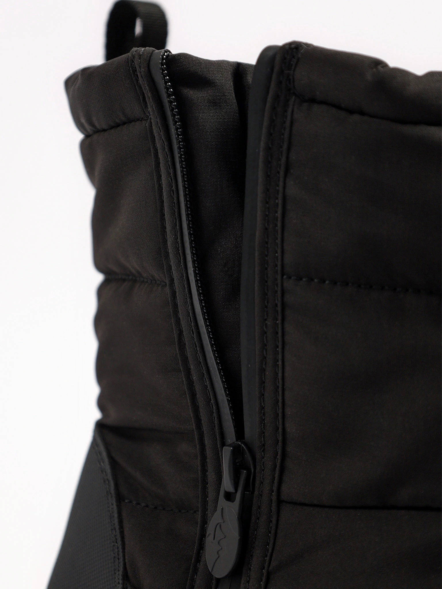 Дутики текстильные черного цвета на рельефной подошве